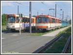 Nur noch wenige Fahrzeuge tragen in Frankfurt am Main noch das alte Farbkleid in orange-beige-grau, das durch die neue Unternehmensfarbe Subaru-Vista-Blue abgelst wurde. Am 21.06.2008 ergab sich bei der Sonderfahrt mit dem 3-Wagen-Zug des Typs U2h im Betriebshof Ost dieses Motiv mit dem Ptb-Triebwagen 710 im Bild links und dem U2h-Triebwagen 326 daneben, beide noch im alten Farbschema.