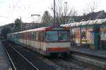 U2-Triebwagen Tw 326 als Linie U1 von Ginnheim zur weiterfahrt zum Sdbahnhof fhrt aus der Station Zeilweg aus.