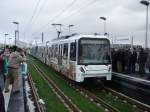 Ein neuer U5 Wagen mit Zoo Werbung am 12.12.10 in Frankfurt Riedberg