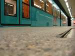Ein U5-Triebwagen von einer anderen Perspektive aus gesehen in Frankfurt an der Station Miquel-/Adickesallee/Polizeiprsidium.