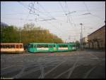 Die Kurve zwischen den Stationen Marbachweg/Sozialzentrum und Eckenheimer Landstrae/Marbachweg aus leicht genderter Perspektive: Wie auf der vorigen Aufnahme fhrt der Zug der Linie U5 auf dem Bild gleich nach der Kurve in die nchste Station ein, deren Bahnsteig rechts neben dem fhrenden Triebwagen bereits zu erkennen ist, hier am 06.05.2006 mit den Ptb-Triebwagen 734 und 746 (in alter Farbgebung) auf dem 2. Zug in Fahrtrichtung Hauptbahnhof. 