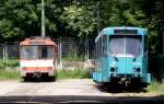 Ein U2 Wagen und ein PT-Wagen die als Ersatzteilspenderer dienen am 08.06.13 fotografiert durch den Zaun in Frankfurt am Main Eckenheim 