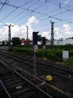 Zwei Lichtsignale stehen am 08.06.13 in Frankfurt Heddernheim 