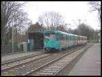 Auf dem oberirdischen Streckenabschnitt der Linie U6 ist die Station Fischstein die einzige, die noch Tiefbahnsteige hat. Der Umbau der Station auf Hochbahnsteige soll noch im Jahr 2007 abgeschlossen werden. Der gemischtfarbige Zug mit den Ptb-Triebwagen 723 und 746 kam von der Heerstrae und fuhr in Fahrtrichtung Ostbahnhof ein.