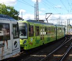 VGF Bombardier U5-25 Wagen am 05.10.16 in Frankfurt Heddernheim mit Grüngürtel Werbung