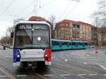 VGF Bombardier U5-25 Wagen 693 ist der 200. neue U-Bahn Wagen. Er hat Vollwerbung für die Partnerschaft von Frankfurt und Birmingham, die seit 50 Jahren besteht. Hier am 14.01.17 in Eckenheim