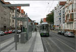 Durch die Podbielskistraße in Hannover -    Während weiter draußen die Podbielskistraße recht breit ist, wird sie der Innenstadt zu im Stadtteil List enger, statt