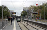 Durch die Podbielskistraße in Hannover -    2006 hieß die heutige Haltestelle 'In den sieben Stücken' noch Oststadtkrankenhaus.