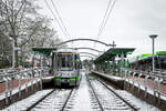 Am Morgen des 7. Januar 2024 hat es in Hannover und Umgebung eine vergleichsweise etwas größere Menge Schnee gegeben, sodass der in Hannovers Westen gelegene Endpunkt Ahlem der Linie 10 in eine leichte Schneedecke gehüllt war. Der aus den Fahrzeugen 2546 und 2519 bestehende Doppelwagen wartet hier auf seine Abfahrtszeit, um dann die circa 20-minütige Fahrt zum Hauptbahnhof anzutreten.