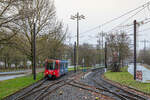 Aufgrund ihrer eher untergeordneten Rolle im Liniennetz verkehren auf Hannovers Stadtbahnlinie 17 nur im 20-Minuten-Takt Einzelwagen, in der Regel vom neuesten Typ TW3000. Am 15.01.2024 kam es allerdings zu einem relativ seltenen abweichenden Fahrzeugeinsatzes, hier in Form des Wagens 6224 auf Zufahrt zur Haltestelle Stadionbrücke zu sehen.