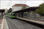 Durch die Podbielskistraße in Hannover -    Als erste Streckenstation der A-Nord-Strecke der Stadtbahn Hannover erhielt im Jahre 1992 die Haltestelle 'Vier Grenzen' Hochbahnsteige mit