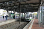 Mit der Stadtbahn nach Garbsen -

Blick in die Endhaltestelle in Garbsen, die wiederum direkten Anschluss an die dortigen Buslinien bietet. Die derartigen Anlagen der Stadtbahn Hannover sind da sehr vorbildlich. Von hier aus soll die Stadtbahn in Richtung Norden um zwei Haltestellen nach Garbsen Mitte verlängert werden.

02.11.2006 (M)