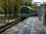 Im April 2019 erreicht ein TW3000 der Stadtbahn Hannover den Haltepunkt Stadion