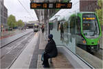 Auf dem Bahnsteig - 

... der Endhaltestelle Hauptbahnhof/ZOB der Linien 10 und 17 in Hannover. Links ein einfahrender Zug der Baureihe 2000, rechts TW3000 3107 zur Wallensteinstra�e.

05.05.2026 (M)