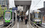 TW3000 und TW2000 - 

... in der Endhaltestelle Hauptbahnhof /ZOB. Da die Linie 17 durchgehend mit Hochbahnsteigen ausger�stet ist, kann hier der TW3000 verkehren. Auf der Linie 10 braucht man noch die Klapptrittstufen des TW2000, da es an drei Haltestellen noch keine Hochbahnsteige gibt.

05.05.2026 (M)