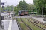 An einem regnerischen Tag - 

.... erreicht 6284 die Haltestelle Bothfeld auf seiner Fahrt als Linie 13 nach Hemmingen. Schade dass der vordere Zug Vollwerbung tr�gt und damit das Farbdesign der Stadtbahn v�llig zerst�rt. So wird das typische Bild dieser ersten Stadtbahngeneration in Hannover zerst�rt und durch ein beliebiges Bild ersetzt wie es �hnlich auch in anderen St�dten zu sehen sein k�nnte.

Schade!

05.05.2026 (M)