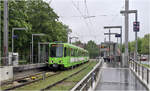 46 Jahre nach Aufnahme des Stadtbahnbetriebes - 

... erhielt die Haltestelle Bothfeld Hochbahnsteige obwohl die Anlage an der f�r den Stadtbahnbetrieb neu trassierten Abschnittes entlang der Strecke zum Fasanenkrug eigentlich recht unkompliziert aussieht. 

Derzeit wird die Strecke endg�ltig auf Stadtbahnstandard gebracht mit dem Hochbahnsteigbau an der Endhaltestelle der Linie 13 am Fasanenkrug und dem Bau eines Hochbahnsteiges in der engen Sutelstra�e, wo es keinen eigen Bahnk�rper gibt. Die neue Haltestelle Ludwig-Sievers-Ring wird dabei die Haltestelle Bothfehder Kirchweg ersetzen.

Im Bild Stadtbahnzug 6247 + X in Fahrrichtung Fasanenkrug.

05.05.2026 (M)

