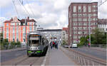 Am Schwarzen B�r -    �STRA 2569 der Linie 9 zum Hauptbahnhof bei der Abfahrt an der Haltestelle Schwarzer B�r neben der langgezogenen Rampe zum dortigen Mittelhochbahnsteig.