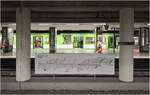Die erste U-Bahnstrecke in Hannover -     Ein Blick in die viergleisige U-Station Waterloo mit einem Stadtbahnzug der Baureihe 6000 der Linie 7 nach Misburg.