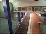 Die Station Lister Platz in Hannover n�her betrachtet -     Blick vom Verteilergeschoss zum oberen Bahnsteig.