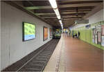 Die Station Lister Platz n�her betrachtet - 

Am 04.04.1976 wurde der A-Tunnel der Stadtbahn Hannover nach Norden um zwei Station bis zu einer Rampe in der Podbielskiallee verl�ngert.
Ungew�hnlich ist dabei die Station Lister Platz, da hier die Bahnsteige je Fahrtrichtung �bereinander liegen. Solche L�sungen werden immer wieder mal gew�hlt, wenn der Platz an der Oberfl�che recht schmal ist und in offener Bauweise gebaute werden soll.
Beispiele daf�r gibt es unter anderem in Frankfurt am Main oder in Wien.

Im Bild die obere Bahnsteigebene f�r Stadtausw�rtsfahrtrichtung.

05.05.2026 (M)