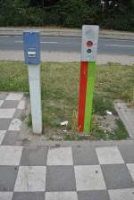 Fahrkartenautomat und Notrufsule an der Halltestelle  Laatzen  in Laatzen am 13.06.2011.