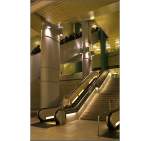 U-Bahnhof Kröpcke -     Blick auf die gewaltige Treppenhalle von Ebene -4 zur Ebene -3 (Umsteiger) und (die lange Rolltreppe) zur Ebene -1 (Ausgang).