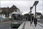 Fenskestraße - 

Die Haltestelle  Fenskestraße  an der Linie 6 zum Nordhafen wurde 1999 ausgebaut. Hier kam aufgrund der beengten Platzverhältnisse ein Mittelbahnsteig zu Anwendung. Dadurch wurde es möglich das Stadtauswärtsgleis in die Straßenfahrbahn zu verlegen. Standard bei der Stadtbahn Hannover sind Seitenbahnsteige. 

02.11.2006 (J)
