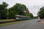 Auf dem Weg auf Linie vom Hauptbahnhof zur Messe fährt eine Doppeltraktion aus Tw2500 der Üstra am Döhrener Turm in Hannover vorbei.