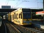 Triebwagen 4058 mit ADAC Vollwerbung verlsst die Haltestelle Merkenich Richtung Eifelstrae.