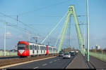 Stadtbahn Köln: Wagen 2421 führt am 3. November 2017 einen Zug der Linie 4 Richtung Bocklemünd über die Severinsbrücke.