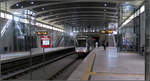 Köln: Nord-Süd-Stadtbahn -    Station Bonner Wall: Diese hallenförmige Haltestelle wurde weitgehend in offener Bauweise gebaut und mit Seitenbahnsteigen ausgerüstet.