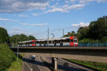 KVB 4529 und 4557 waren am Abend des 17.06.2019 auf der Autobahnbrücke in Köln-Brück stadteinwärts auf der Linie 1 unterwegs.