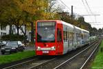 4020 wurde die KVB-Eigenwerbung  Klimawandel Wüste  entfernt. Hier zu sehen wieder im aktuellen KVB-Farbschema auf der Aachener Straße am 09.11.2019.