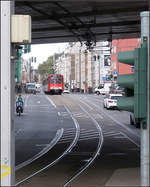 Straßenbündig durch Köln-Neuehrenfeld -    Durch den hohen Anteil an straßenbündigen Strecken unterscheidet sich die Linie 5 von den anderen Hochflurstadtbahnlinien in