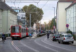 Straßenbündig durch Köln-Neuehrenfeld -    Von der Subbelrather Straße biegt die Linie 5 in den Ehrenfeldgürtel, der gemeinsam mit der Linie 14 befahren wird.