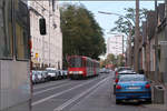 Straßenbündig durch Köln-Neuehrenfeld -    Blick nach Nordwesten in die Iltisstraße mit Stadtbahnzügen der Baureihe B.