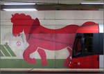 Unter der Venloer Straße in Köln-Ehrenfeld -    Ein rotes Pferd in der U-Station Leyendeckerstraße.
