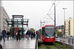 Auf dem Wiener Platz in Köln-Mülheim -    Zusätzlich zum unterirdischen Bahnhof am Wiener Platz liegt an der Oberfläche eine weitere Haltestelle für die Linie 4, die die