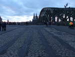 Reste von Straßenbahngleisen, am 21.12.2019 an der Hohernzollernbrücke in Köln.