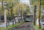 Herbst in Köln -

Da es zu Regen begann musste ich meine Canon G7X Mark II wegpacken und die EOS 450 D aus der Tasche holen.

Ein Stadtbahnzug der Linie 18 aus Bonn kurz vor der Haltestelle Eifelwall. Hier etwa könnten die Bahnen im Tunnel verschwinden, wollte man die Stadtbahn in Köln weiterentwickeln. In Richtung Innenstadt fahren heute die Bahnen im Autoverkehr, später muss die Kreuzung am Barbarossaplatz gequert werden um dann in den Innenstadttunnel einzufahren. Um den Betrieb dieser wichtigen Städte verbindendenden Linie ein zügige und ungestörte Fahrt zu ermöglichen wäre eine kurze neue Tunnelstrecke mit einer unterirdischen Haltestelle am Barbarossaplatz eine denkbare Möglichkeit. Allerdings würden die für Umleitungsverkehre wichtige Gleisverbindungen an jenem Platz wegfallen. Voraussetzung ist die endgültige Fertigstellung der Nord-Süd-Stadtbahn, da dann die Linie 16 nicht mehr am Barbarossaplatz abbiegen wird.

16.10.2019 (M)