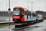 Am 17.12.2020 steht der zweite von 27 Bombardier Flexity Swift HF6 5302 auf dem Tieflader bei Dortmund.