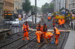 Gleisbauarbeiten bei der KVB im Bereich der Stadtbahn-Haltestelle Bf Deutz/Kölnarena. Allen Beteiligten ist versprochen worden, dass der Austausch von 900m Gleis in 9 Tagen beendet wird. Der Countdown läuft (12.8.17). Der im Hintergrund erkennbare Zug der SL 4 wird in Fahrtrichtung nach rechts abbiegen und in Brück statt Schlebusch wenden.