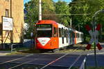 B-Wagen 2420 (ex 2120) befindet sich als 13. saniertes Fahrzeug im Liniendienst. Hier zu sehen kurz vor der Haltestelle Westfriedhof auf der Venloer Straße am 14.10.2017.
