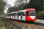 B-Wagen 2405 (ex 2105) befindet sich als 15. saniertes Fahrzeug nach absolvieren den 2000-km-Tests im Liniendienst. Hier zu sehen als Linie 4 kurz nach der Haltestelle  Westfriedhof  am 15.02.2018.