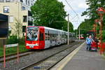 Niederflurwagen 4015 wurde die Ganzreklame  Hochschule Fresenius  entfernt. Hier zu sehen wieder in den aktuellen KVB-Farben in Merheim am 11.05.2018.
