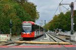 5152 auf der Neubaustrecke vom Görlinger-Zentrum kommend kurz vor der Haltestelle Ollenhauerring am 27.08.2018.