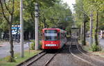 Die Kölner Straßenbahnline 18 von Bonn-Hbf nach Köln-Ubierring und hält an der Haltestelle Eifelwall in Köln-Süd.