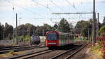 Die Kölner-Straßenbahnline 18 kommt von Bonn-Hbf nach Köln-Thielenbruch und fährt gleich in Brühl-Vochem ein.