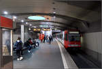 Unter dem Wiener Platz in Köln-Mülheim -

Blick auf den Bahnsteig des U-Bahnhofes Wiener Platz. Hier verkehren die Linien 13 und 18.

16.10.2019 (M)